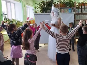 Библиотекари рассказали ребятам, что 20 декабря - День рождения новогодней ёлки